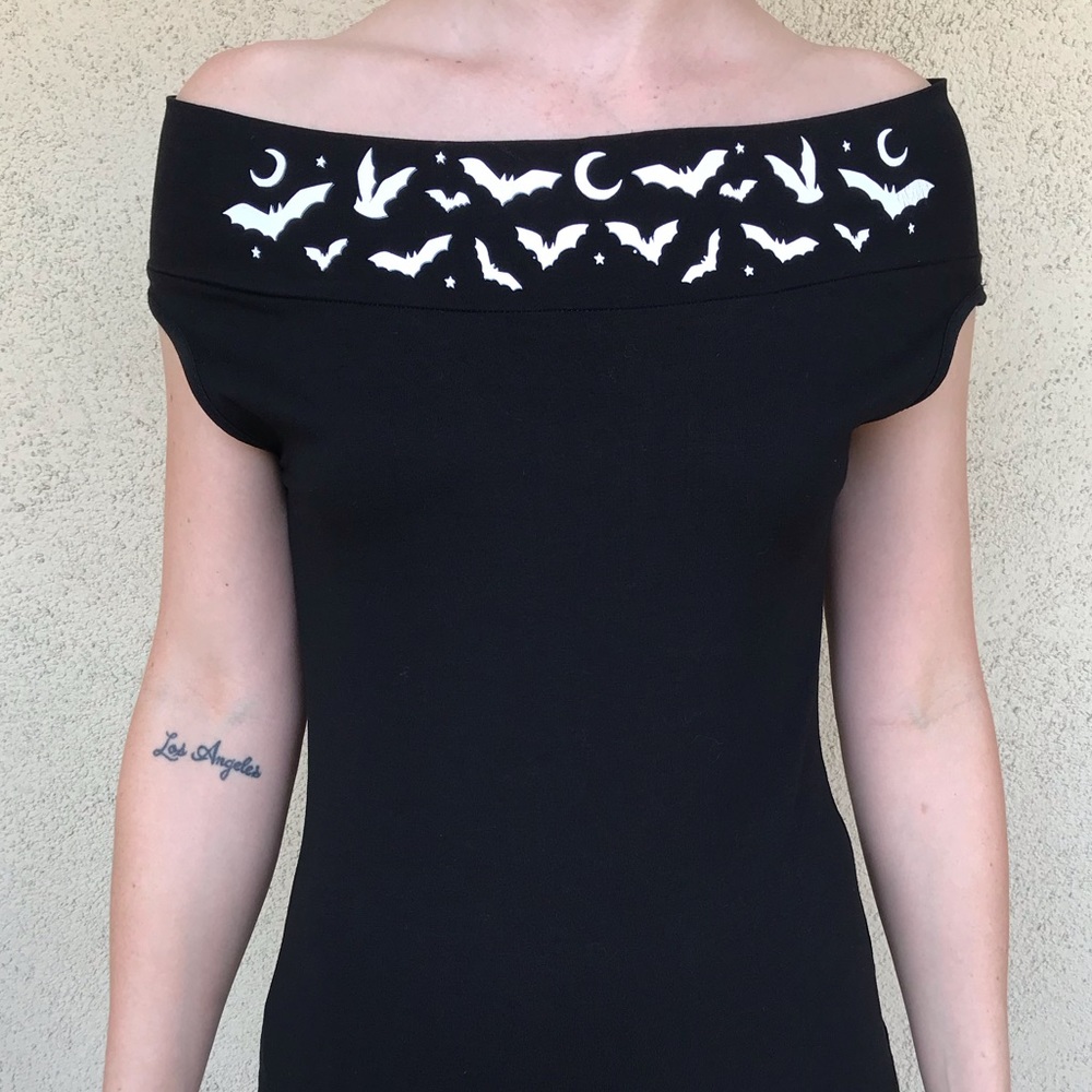 ♥️SOLD♥️ Unique Vintage Bats Off the Shoulder Top - Picture 2 of 5